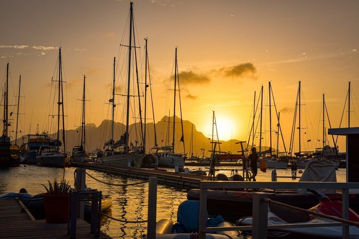 Sonnenuntergang in Mindelo an der Marina mit Blick auf Monte Cara