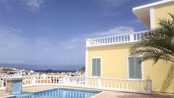 Blick über den Pool vom Hotel Casamarel auf die Marina in Mindelo