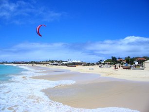 Kitesurfen am Strand von Santa Maria
