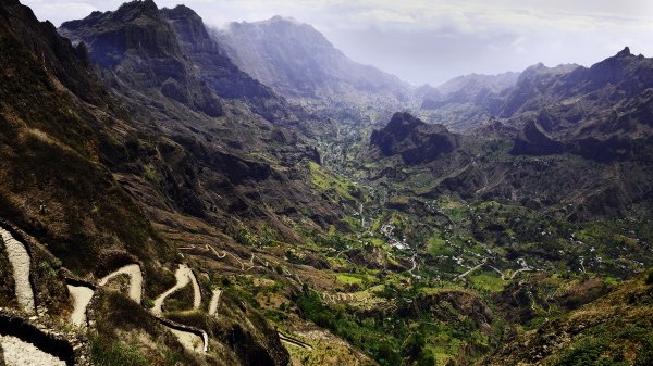 Santo Antao für Erlebnis-Wanderer blühendes Zuckerrohr mit Blick ins Tal