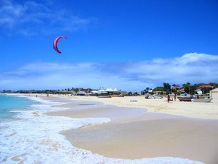 Kitesurfen am Strand von Santa Maria