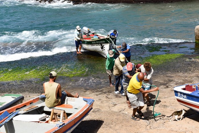 Anlanden des Fischerbootes in Ponta do Sol auf Santo Antão