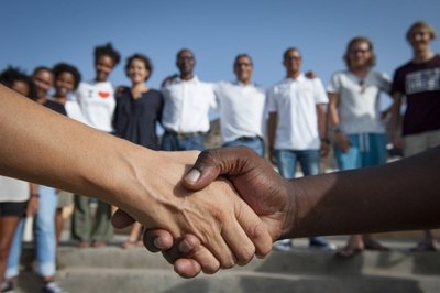 Handschlag Heike+Amadou