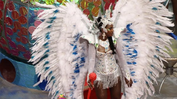 Carneval in Mindelo 2020 Sambotänzerin auf dem Karnevalsumzug