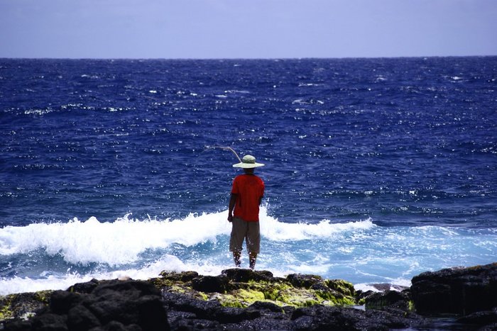 Fischer mit Angel auf Brava