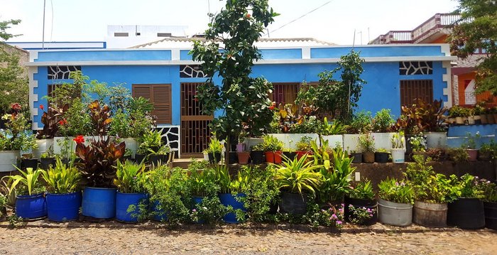 Pflanzengeschmückter Kolonialbau in São Filipe