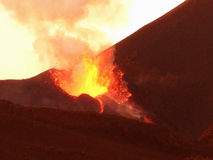 Vulkaneruption  - heisse Lava strämt aus dem Vullkan
