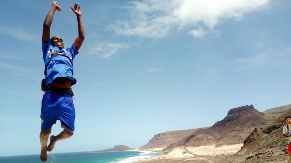 Antonio springt vor Freude in die Luft am Strand