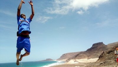 kapverdische Inseln für aktive Geniesser Luftsprung am Strand