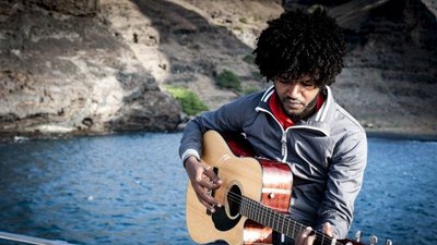 Im Licht der Kapverden - Fotoreise Fotoreise Kapverden - Gitarrenspieler am Meer
