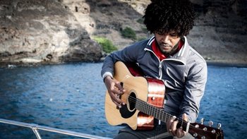 Kapverden für Kulturentdecker - junger Mann spielt Gitarre am Atlantik