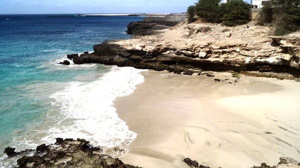 einsame Bucht auf Maio einsame Bucht mit Klippen auf maio