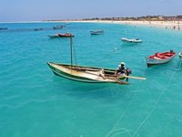 Fischerboote im türkisfarbenen Atlantik auf Sal